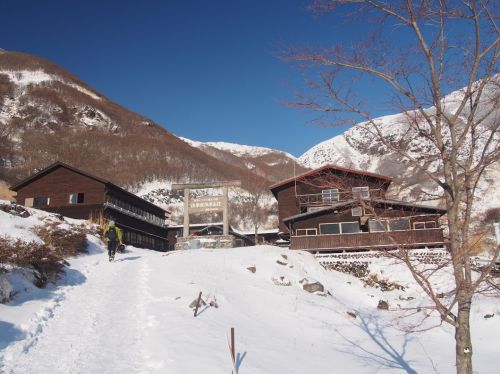 法華院温泉山荘 宿泊記 九重連山に囲まれた通年営業の秘湯の宿に一人泊