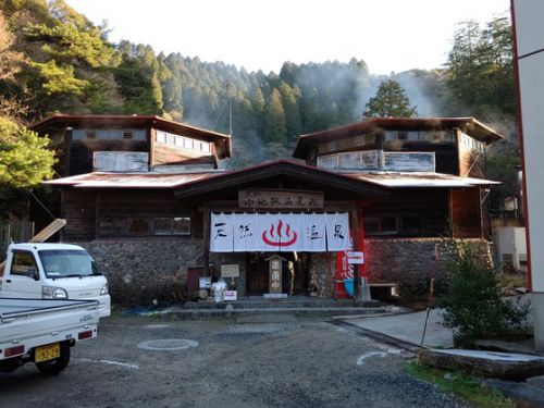 雲仙温泉「小地獄温泉館」(日帰り温泉施設) 雲仙で白いにごり湯に入りたかったらここ! 〔長崎県雲仙市〕