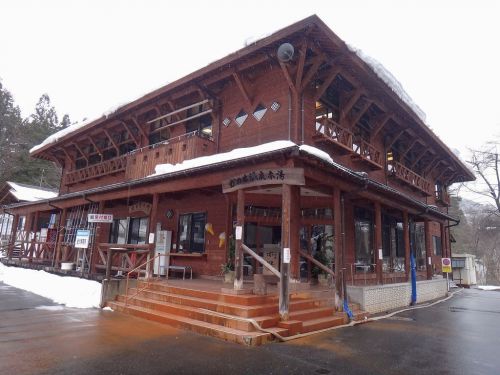 かのせ温泉 赤湯(東蒲原郡阿賀町) 「杖忘れの湯」は赤茶けた激熱の湯