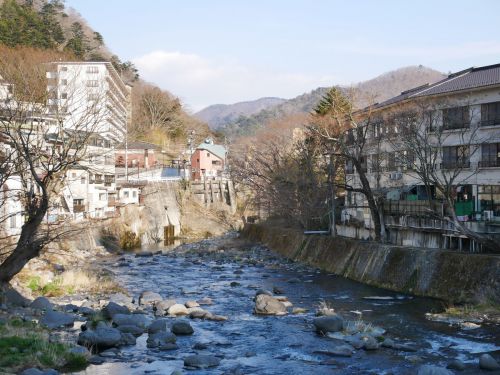 静かな温泉街にも、いろいろありそう