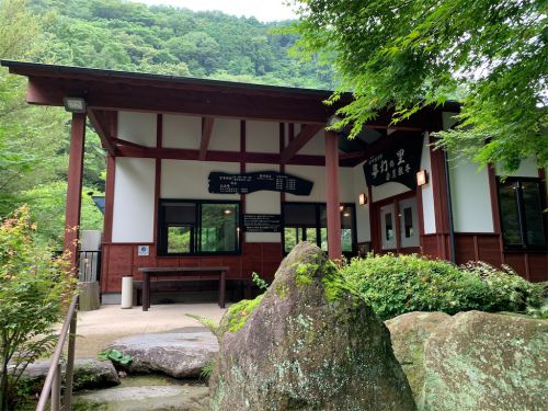 【別府市】堀田温泉 夢幻の里 春夏秋冬~滝!?超弩級のインパクト!マイナスイオンを浴びながら浸かる硫黄泉