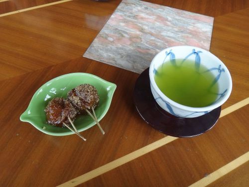 虹岳島温泉 虹岳島荘 ①梅の砂糖漬けでお出迎え、古民家を移築したお宿