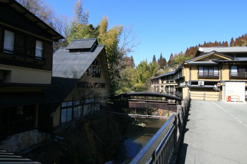 【南小国町】黒川温泉 ふもと旅館~河川の向こうの露天風呂!流れる水の音をBGMに