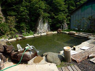 京塚温泉 しゃくなげ露天風呂(川端の湯)