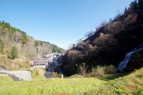 落葉した温泉街