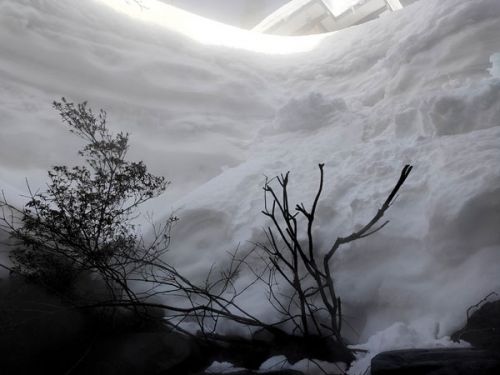 露天風呂の雪壁
