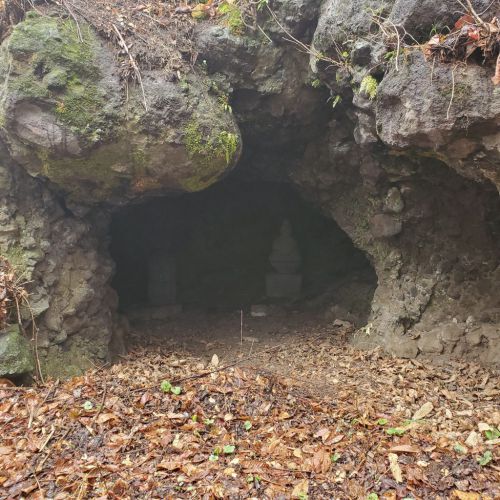 菱野温泉の穴観音