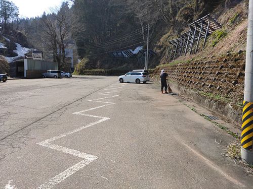 温泉駐車場の掃除をしました