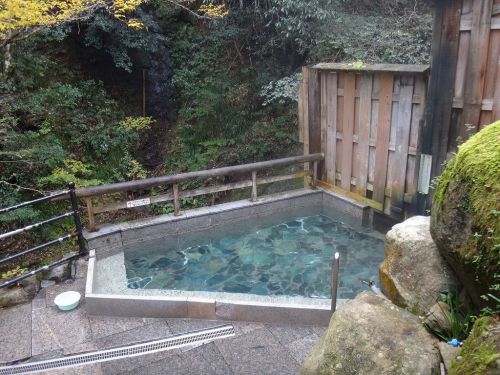 温泉地温泉 滝の湯 しっかりとした硫黄臭の良い温泉です