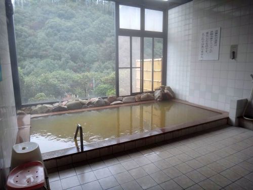 鶴の湯温泉(日高郡みなべ町) 黄褐色の濁り湯でのんびり湯浴み