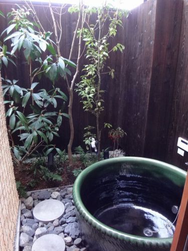イエノ家(烏丸五条) ②庭を眺めながらつかれる半露天風呂、そしてなんと寝室は2階にあります