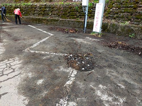 温泉駐車場の掃除をしました