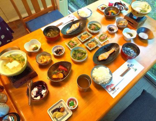 別所温泉、旅館晴山 小鉢ずらっと 盛り沢山の朝食