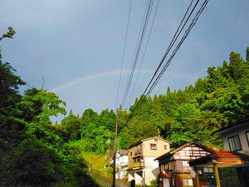 虹かかる温泉街